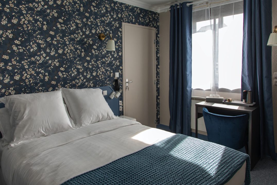 Vue de la chambre classique de l'hôtel Sedrez à Redon Vue de la chambre classique de l'hôtel Sedrez à Redon