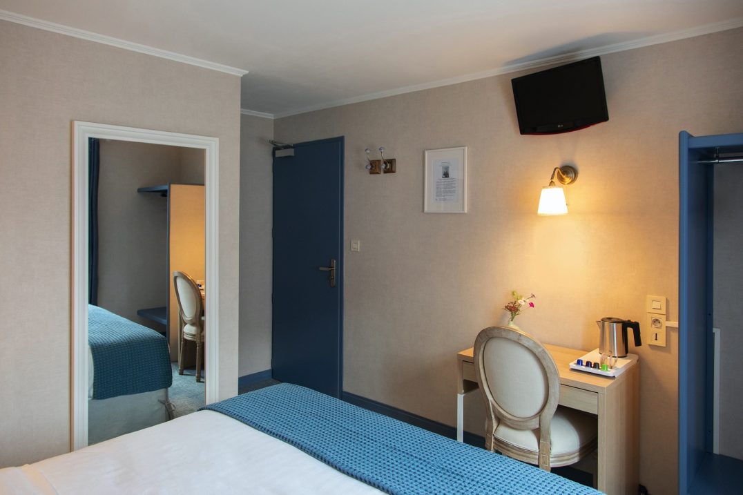 Lit et bureau de la chambre double confort de l'hôtel Sedrez à Redon Lit et bureau de la chambre double confort de l'hôtel Sedrez à Redon