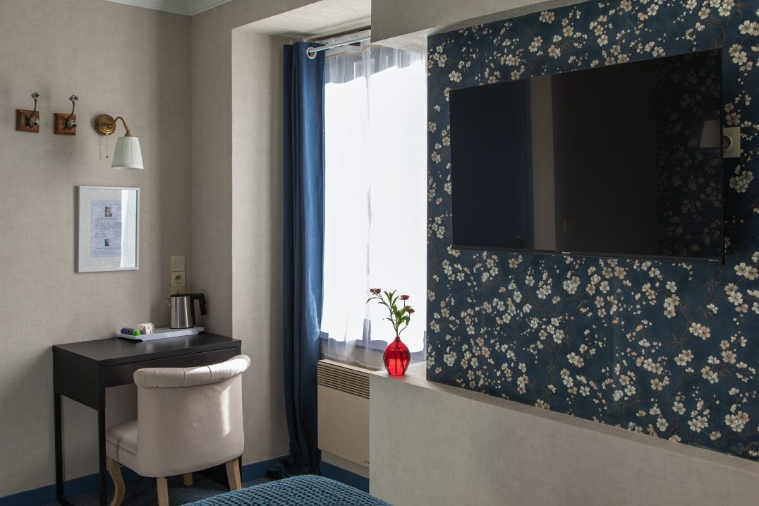 Bureau et TV de la chambre confort de l'hôtel Sedrez à Redon Bureau et TV de la chambre confort de l'hôtel Sedrez à Redon