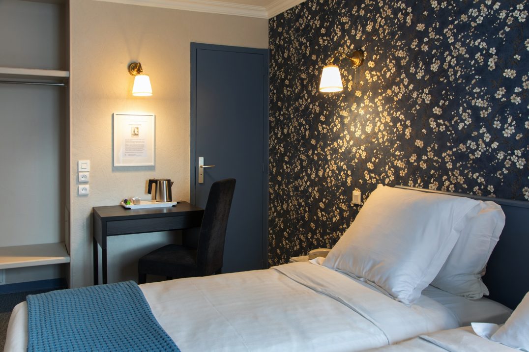 Lit et bureau de la chambre double twin confort