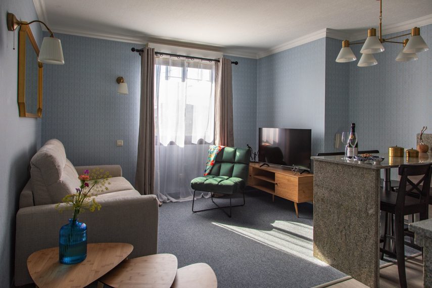 Vue du salon du studio de l'hôtel Sedrez à Redon Vue du salon du studio de l'hôtel Sedrez à Redon